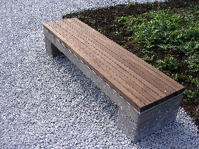 seduta in basalto e legno